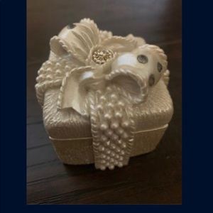 💎  Rhinestone Pearlized Trinket Box